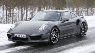 保时捷911 Turbo Facelft间谍镜头揭示了新的内饰