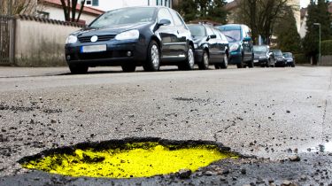 四年期待修理英国的坑洞骑行道路