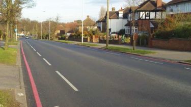 白色线路车道标记可以从英国道路悬停