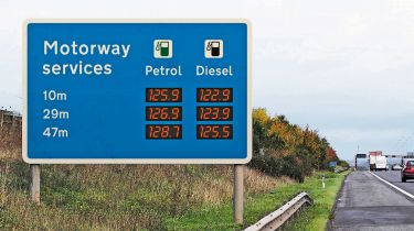 高速公路燃料价格标志在途中
