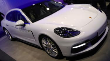 新保时捷Panamera 4 e-hybrid在2016年巴黎汽车展上透露