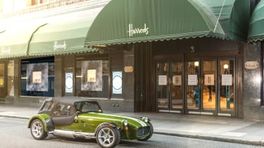 Caterham和Harrods加入宣布Caterham签名