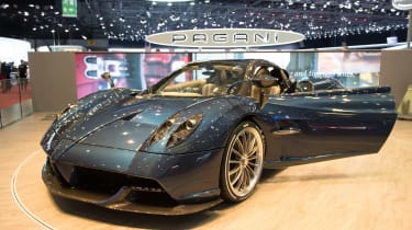 野生Pagani Huayra Roadster Roars进入日内瓦2017年