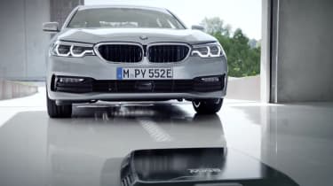 BMW预览2018年的无线充电在530E IPerformance上