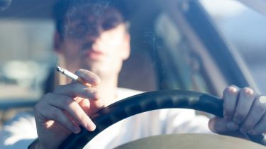 在您的汽车中吸烟可以敲打2,000英镑的价值