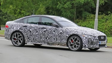 新的Jaguar XE SVR：JAG的宝马M3竞争对手的Spied测试