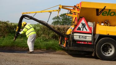 高速公路比当地的道路每英里获得52倍的资金