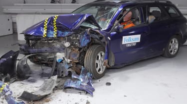 生锈的汽车在ncap风格中降级使用的汽车碰撞测试