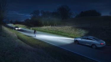 适应性的前灯可以通过2020年改善道路安全