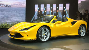 2019年Ferrari F8蜘蛛掉落屋顶，并滴在710bhp