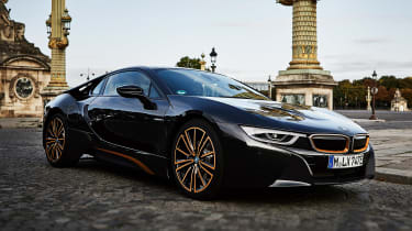 BMW I8 Ultimate Sophisto Edition意味着混合Supercar的窗帘