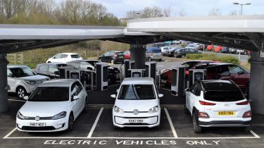 英国最大的公共电动汽车快速充电毂安装在米尔顿凯恩斯