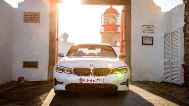 新的BMW 330E旅游插件混合动力车加入2020年的沙龙