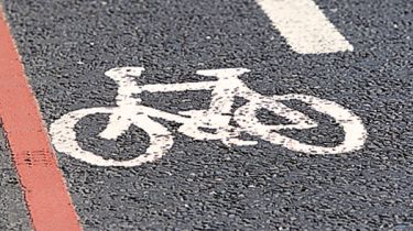 驾驶者靠近骑自行车的车道上的自行车比在道路上