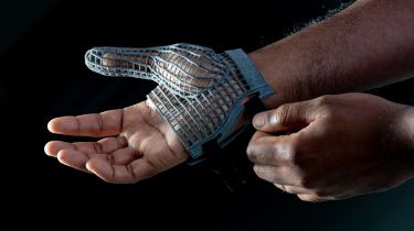 新的3D印花手套保护捷豹路虎工人的手