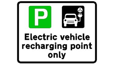与电动汽车充电器的停车位应该有绿色迹象