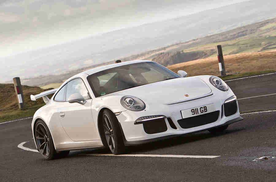 去任何地方，快速：在保时捷911 GT3中英国公路旅行