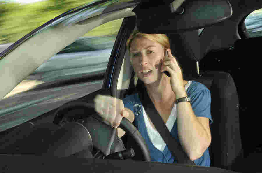 对司机使用手机在车轮上捕获的令人痛苦的惩罚
