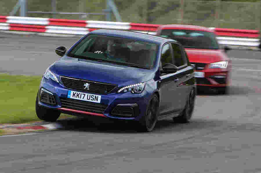 英国最好的经济实惠的驾驶汽车：Peugeot 308 GTI与Seath Leon Cupra