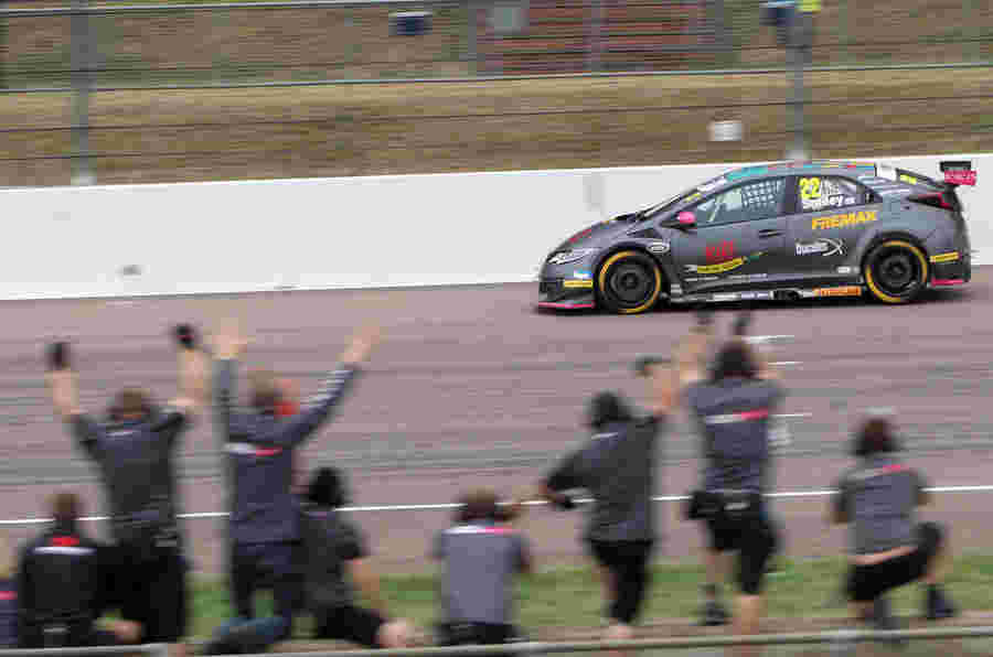 BTCC 2018：摩根，萨顿和笑脸分享Rockingham胜利