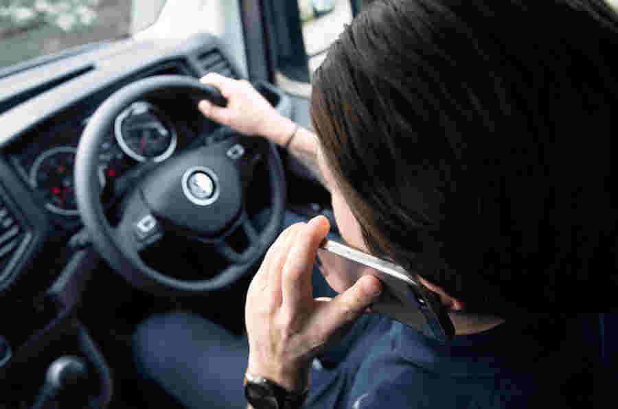 英国政府搬迁促进手机驾驶法律