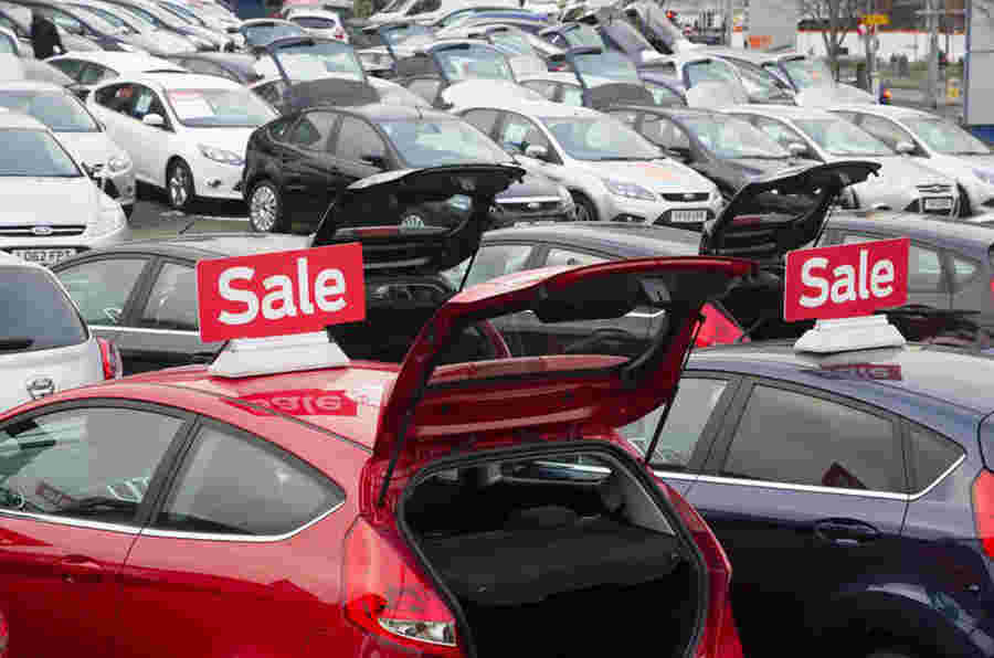 英国新车市场在10月下降，威尔士锁定指责