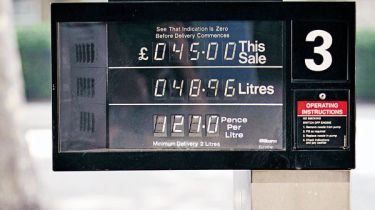 泵价格愤怒作为英国上衣欧盟燃油税桌