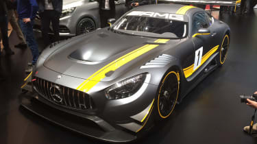 梅赛德斯-AMG GT3是最后为阵雨6.2-升v8